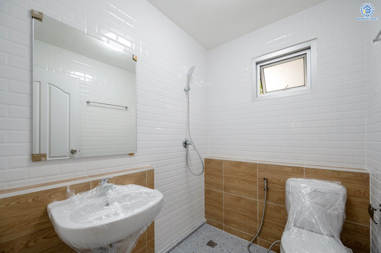 บ้านมือสองตกแต่งใหม่ โครงการ พฤกษ์ลดา พุทธสาคร จากแบรนด์ LH ตัวบ้านใกล้สวนสาธารณะ รองรับทุกความสุขบนเนื้อที่ 53.9 ตร.ว. ฟังก์ชัน 3 ห้องนอน 3 ห้องน้ำ จอดรถได้ 2 คัน เชื่อมต่อถนนเพชรเกษม, ถนนพุทธมณฑลสาย4, ถนนบรมราชชนนี ใกล้รถไฟฟ้าสายสีน้ำเงิน "สถานีหลักสอง" และ The Mall บางแค